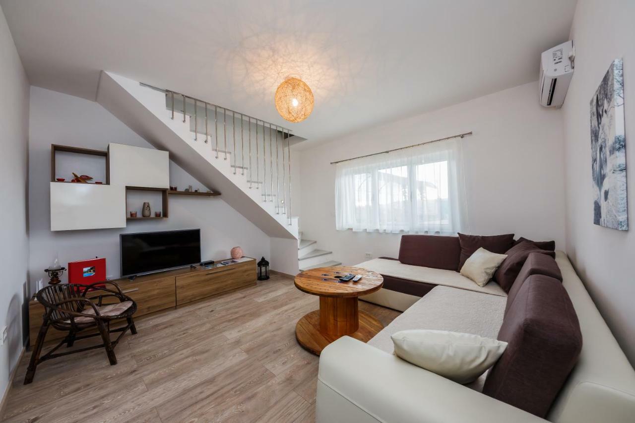 Holiday Home Cherry Tree Žrnovnica Екстериор снимка